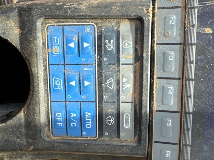 2014-komatsu-pc210-lc-10-image-26