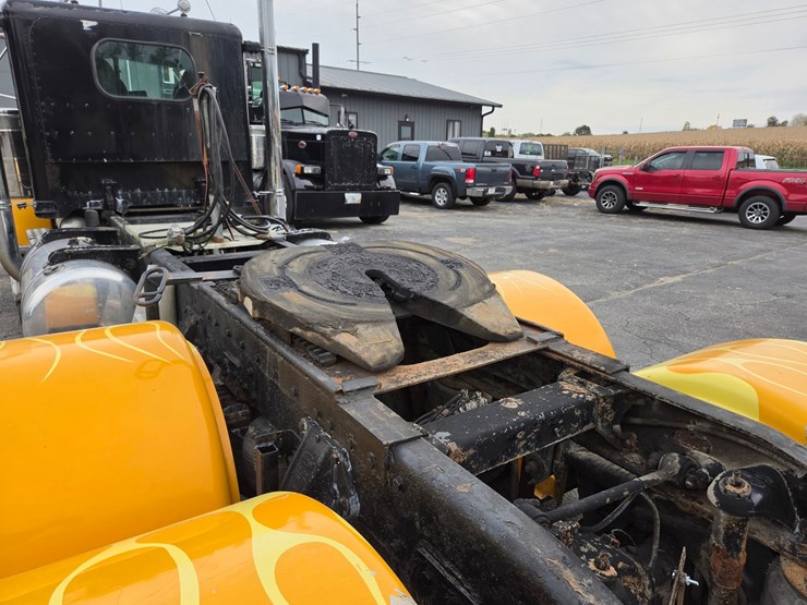 1994-peterbilt-379-image-17