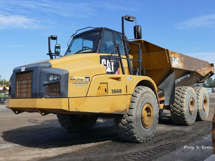 2014-caterpillar-740b-image-1