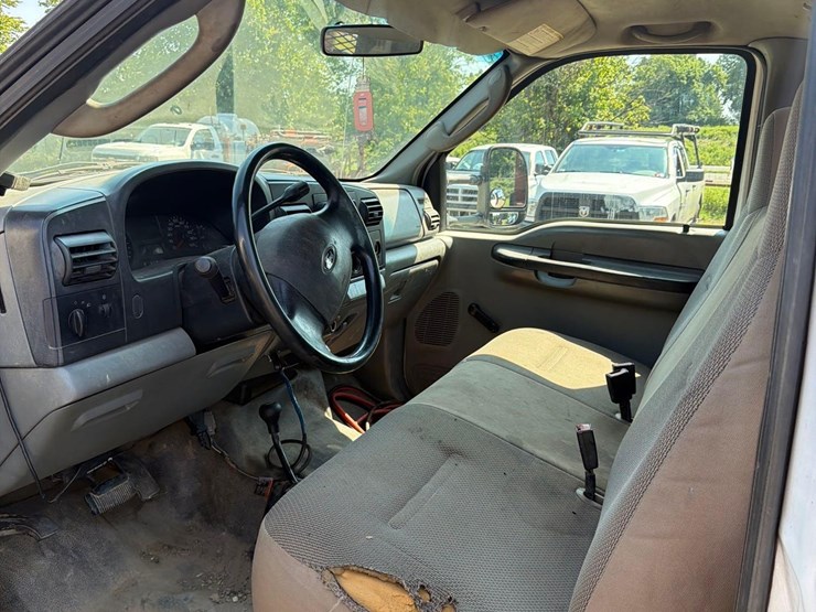 2005-ford-f550-image-16