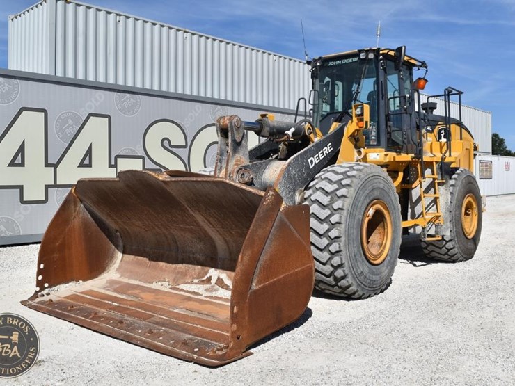 2021-deere-744l-image-2