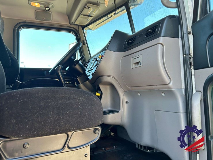 2016-peterbilt-367-image-52