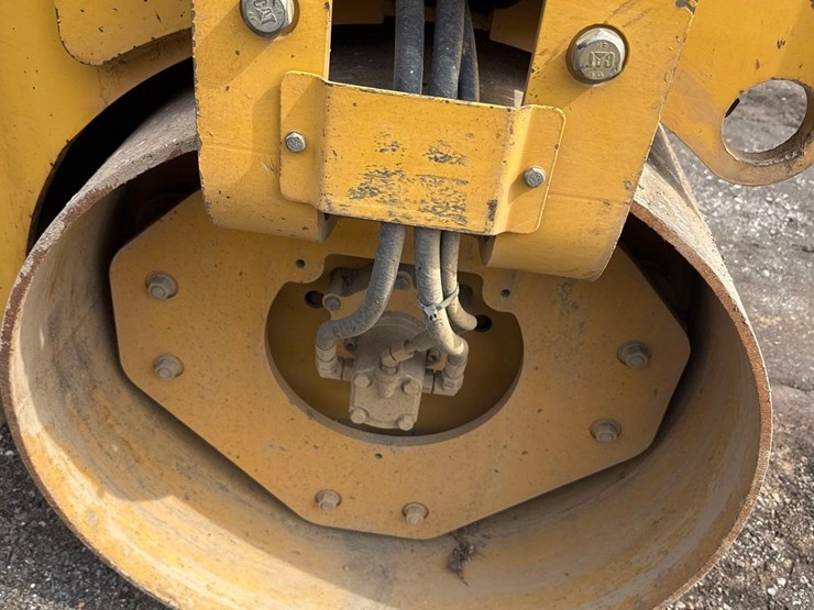2020-caterpillar-cb34b-image-12