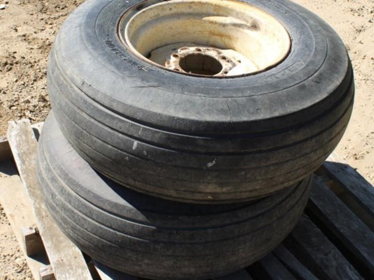 (2)-12.5lx16-tractor-tires-off-of-hydro-70-image-7