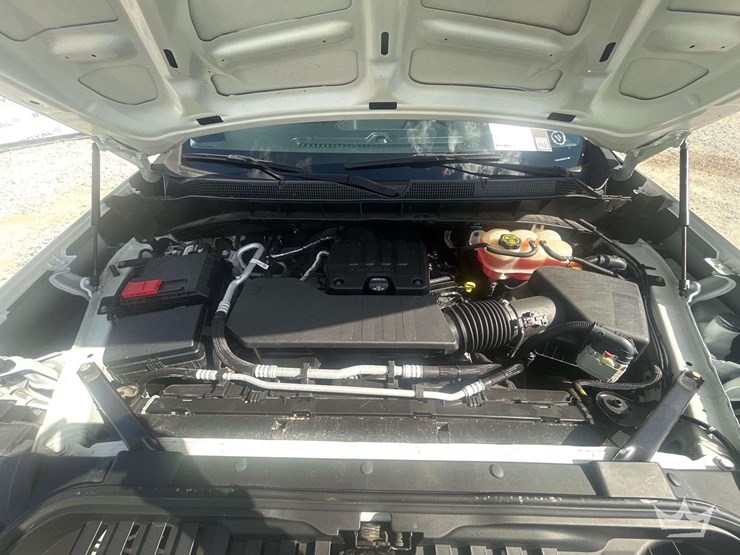 2022-chevrolet-silverado-4x4-crew-cab-pickup-truck-image-7