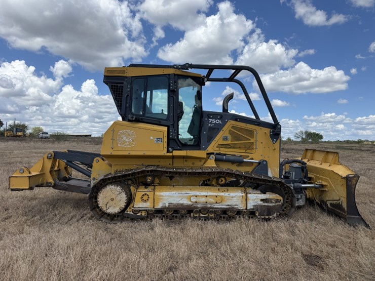 2023-deere-750l-xlt-image-4