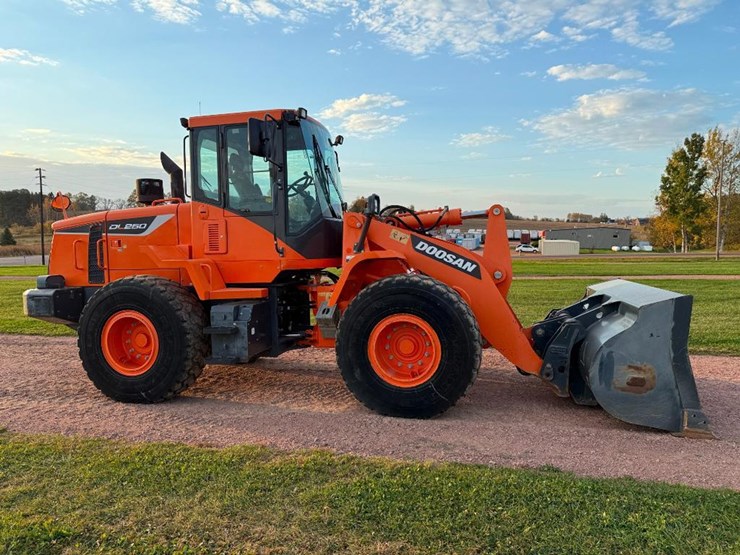 2017-doosan-dl250-5-image-2