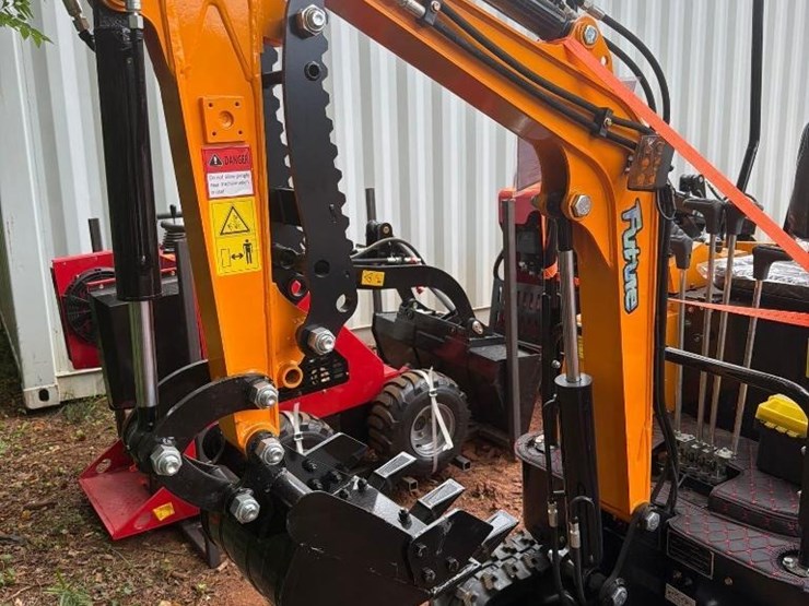 2026-future-15-mini-excavator-image-2