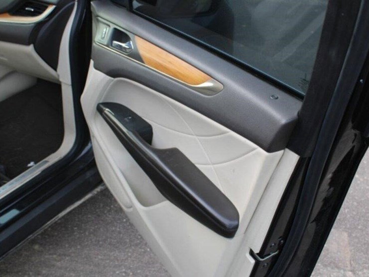 2010-lincoln-mkt-image-16