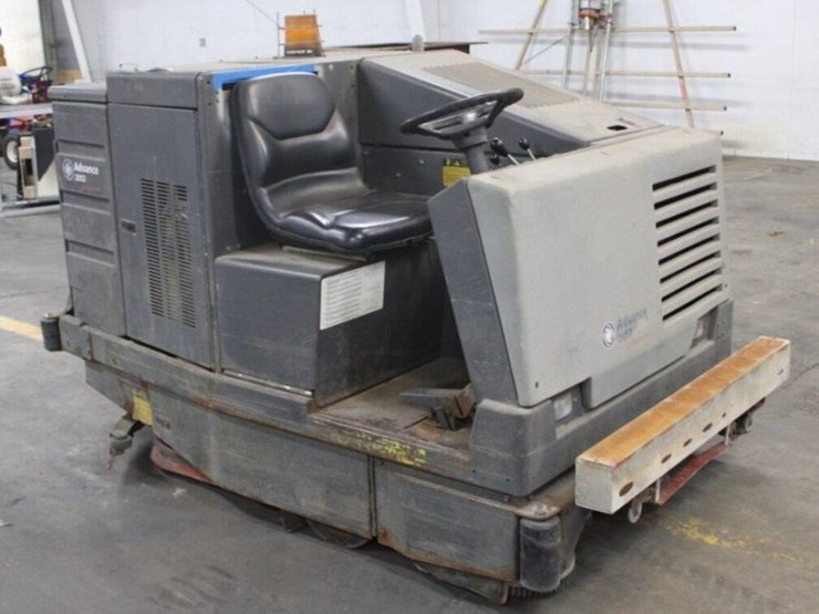 nilfisk-advance-floor-scrubber-image-19
