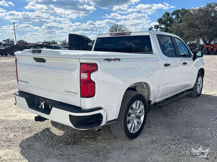 2022-chevrolet-silverado-4x4-crew-cab-pickup-truck-image-3