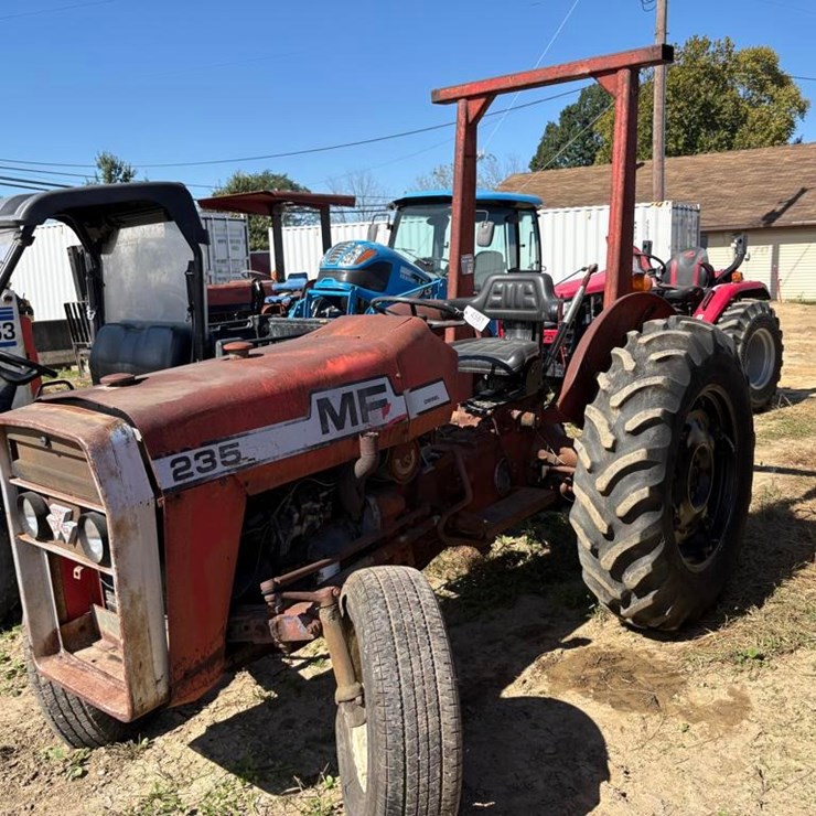 MASSEY-FERGUSON 235