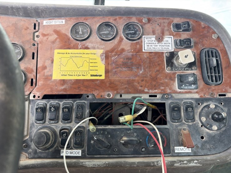 2008-peterbilt-365-image-16