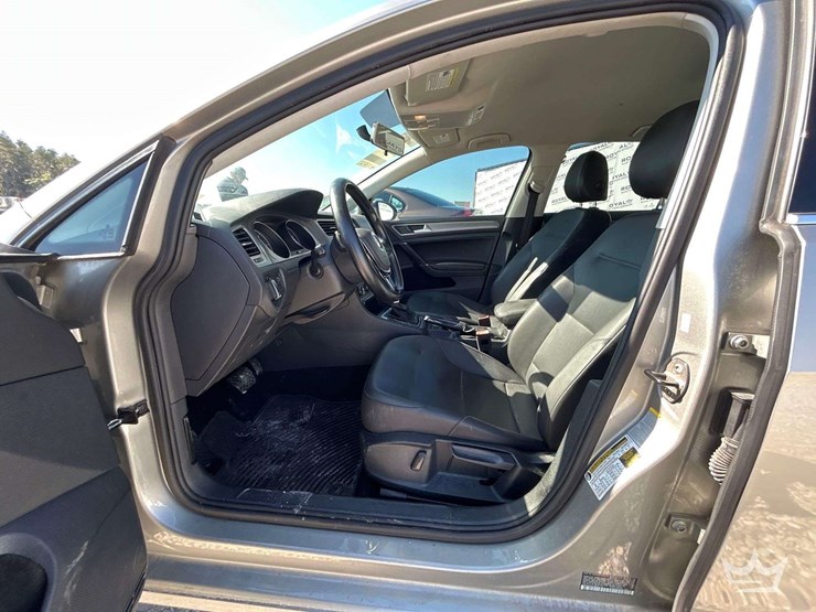 2015-volkswagen-golf-sportwagen-hatchback-image-12