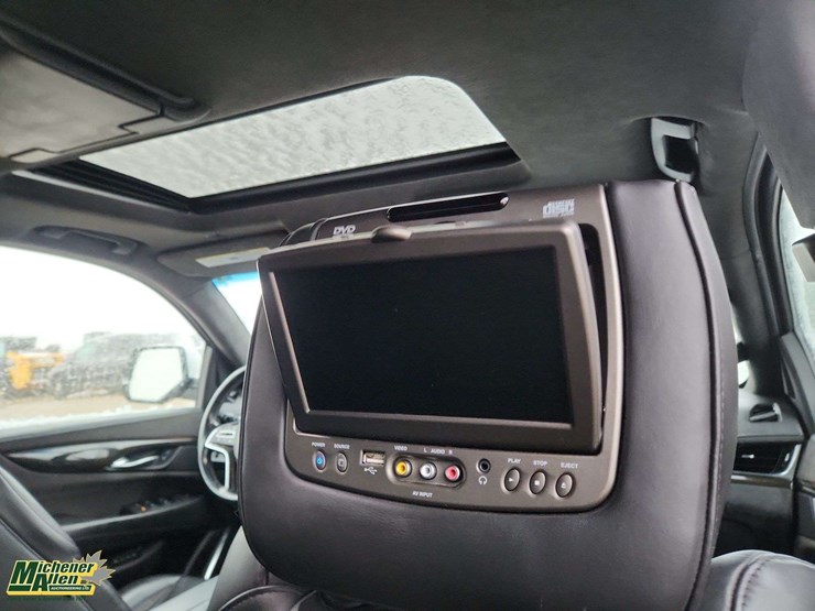 2016-cadillac-escalade-image-30