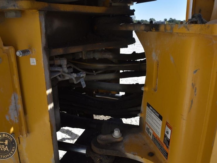 2021-deere-744l-image-43