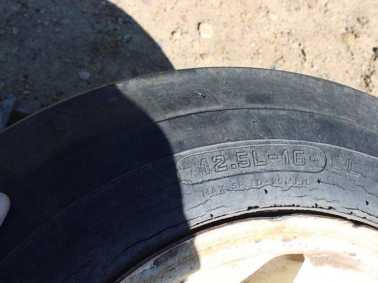 (2)-12.5lx16-tractor-tires-off-of-hydro-70-image-5