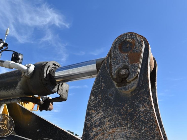 2021-deere-744l-image-31
