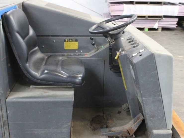 nilfisk-advance-floor-scrubber-image-9