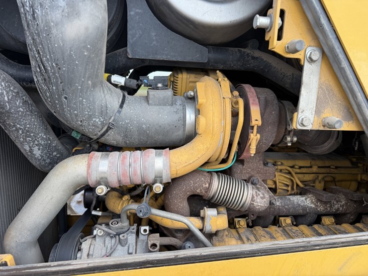 2023-deere-750l-xlt-image-15