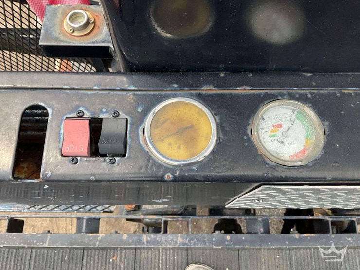 2010-freightliner-m2-106-image-27