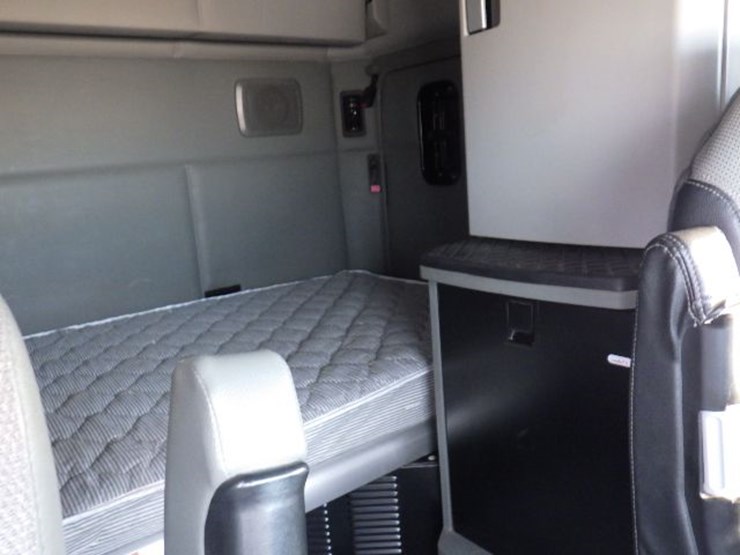 2017-kenworth-t680-image-9