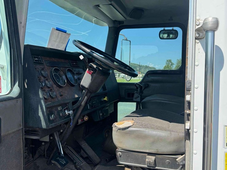 2001-kenworth-t300-image-28
