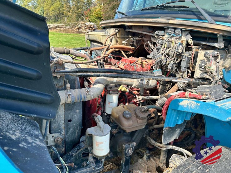 2008-freightliner-m2-106-image-11