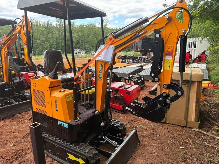 2026-future-15-mini-excavator-image-3