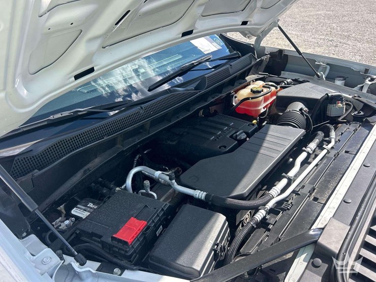 2022-chevrolet-silverado-4x4-crew-cab-pickup-truck-image-9