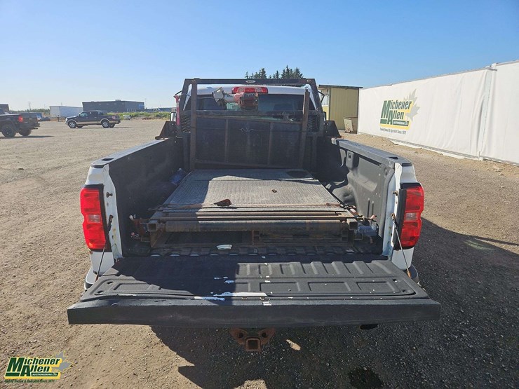 2015-chevrolet-silverado-2500hd-lt-image-15