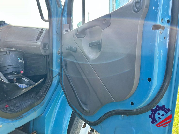 2008-freightliner-m2-106-image-52