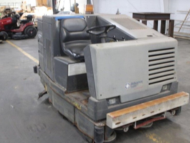 nilfisk-advance-floor-scrubber-image-1