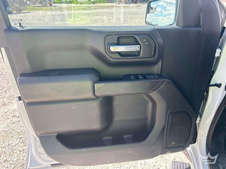 2022-chevrolet-silverado-4x4-crew-cab-pickup-truck-image-11