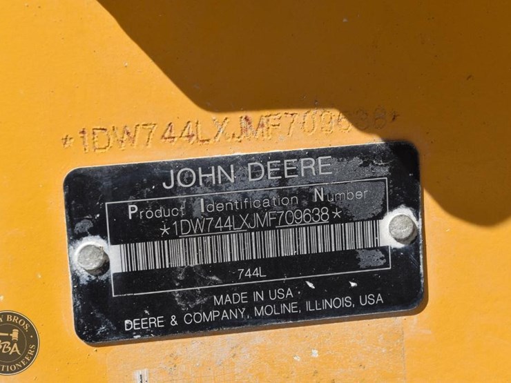 2021-deere-744l-image-41