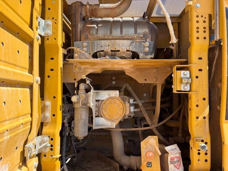 2019-caterpillar-330-image-8