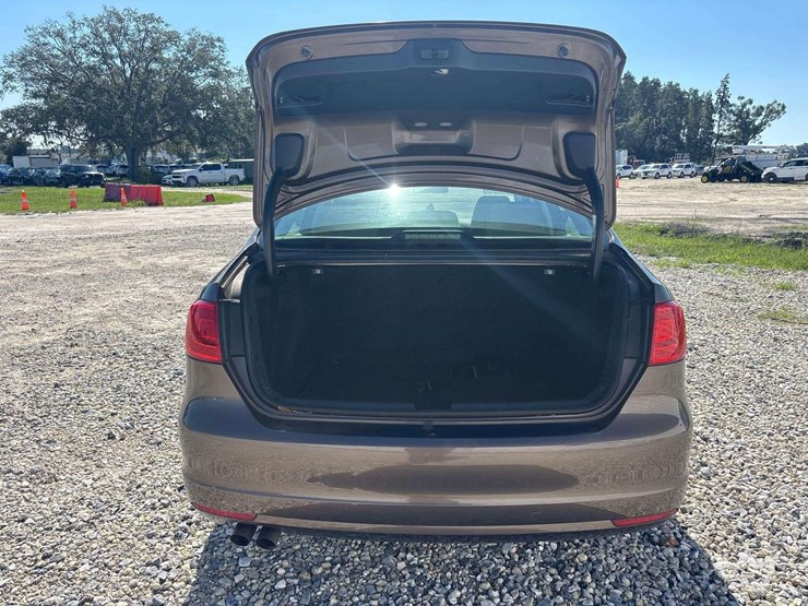 2013-volkswagen-jetta-sedan-image-23