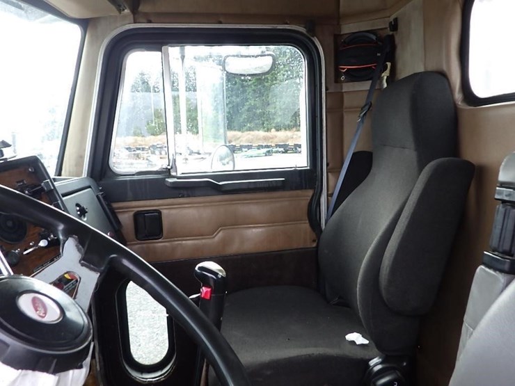 1990-peterbilt-379-image-31
