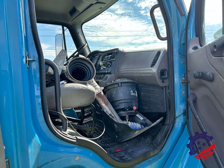 2008-freightliner-m2-106-image-51