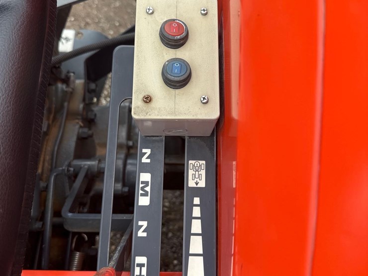 2012-kubota-l3200d-image-24