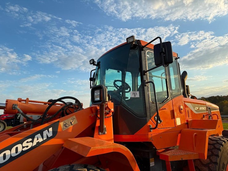 2017-doosan-dl250-5-image-19