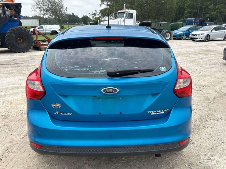 2013-ford-focus-hatchback-image-24