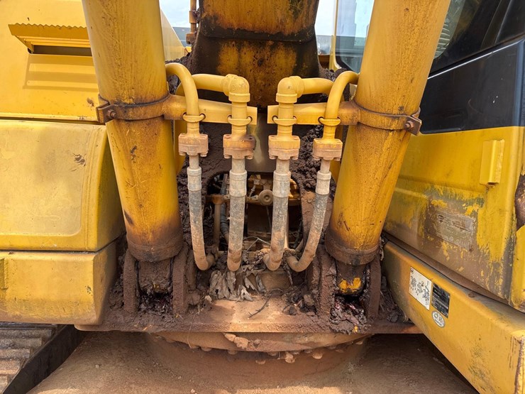 2013-komatsu-pc210-lc-10-image-14