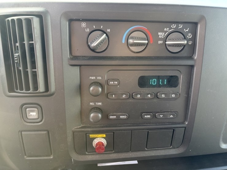 2004-chevrolet-express-bucket-van-image-23