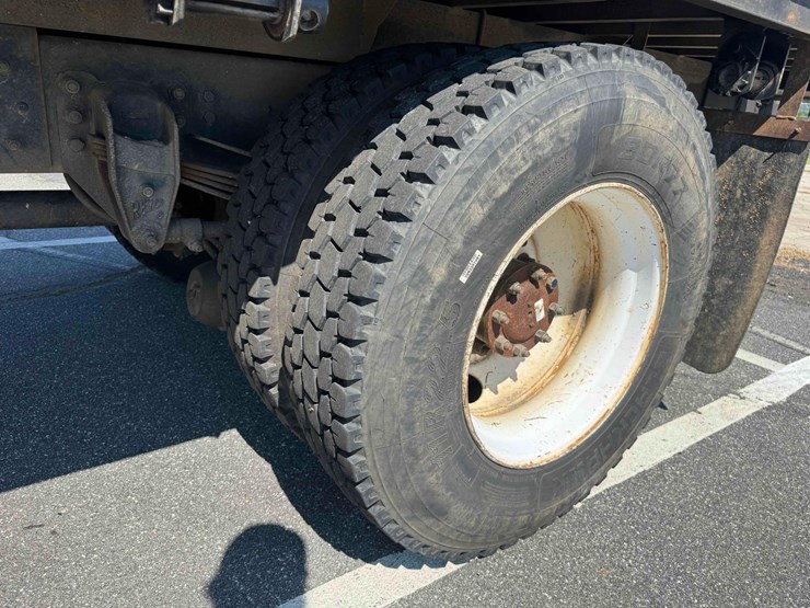 2001-kenworth-t300-image-15