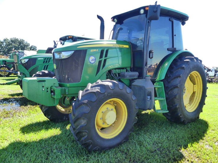 john-deere-6135e-image-2