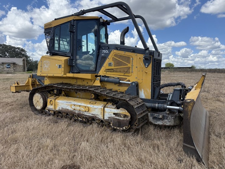 2023-deere-750l-xlt-image-3