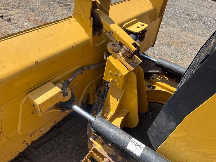 2017-caterpillar-d5k2-lgp-image-12