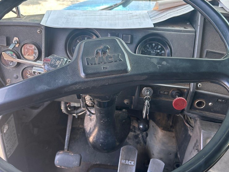1996-mack-rd690s-image-15