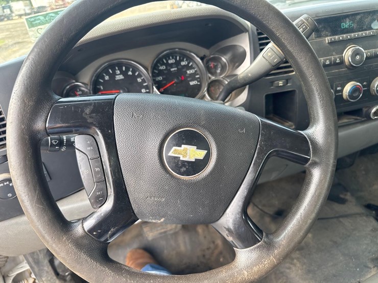 2013-chevrolet-silverado-2500hd-image-19